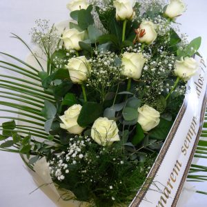 RAm funerari de 12 roses blanques